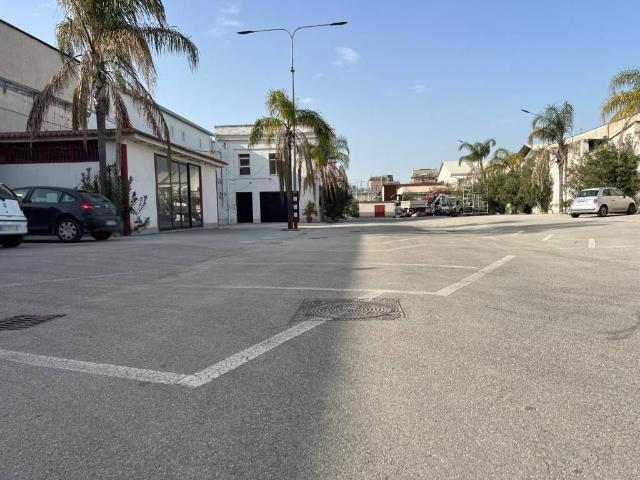 Locale Commerciale in vendita a Municipalità 4, Campania