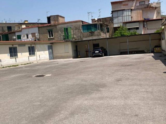 Locale Commerciale in vendita a Campania