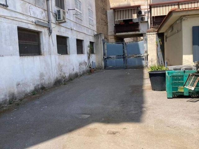 Locale Commerciale in vendita a Campania