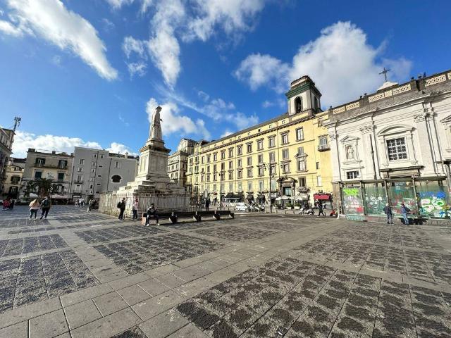 Locale Commerciale in vendita a Municipalità 2, Campania