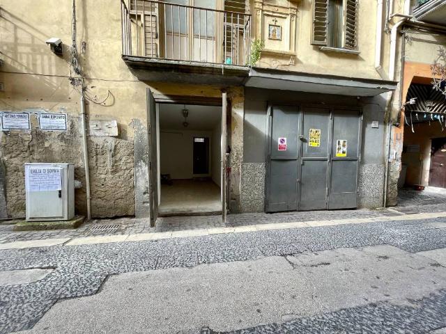 Locale Commerciale in vendita a Municipalità 6, Campania
