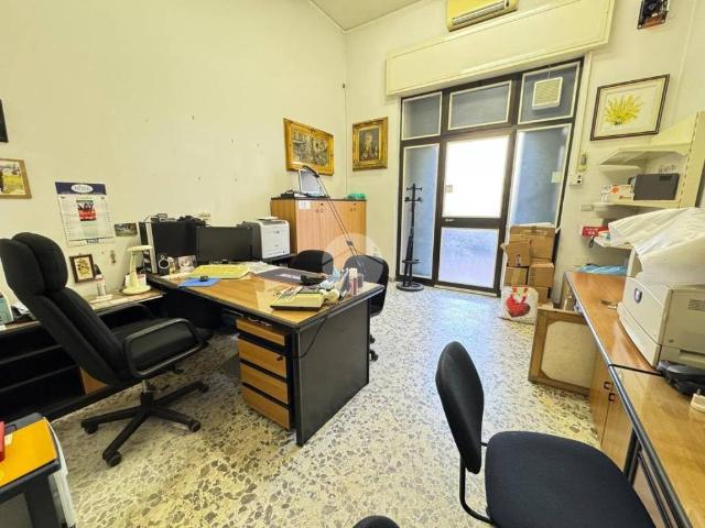 Locale Commerciale in vendita a Municipalità 9, Campania