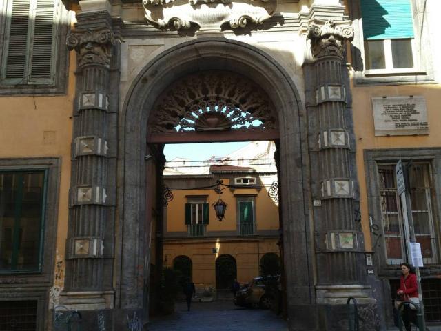 Locale Commerciale in vendita a Municipalità 2, Campania
