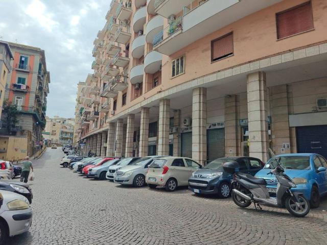 Locale Commerciale in vendita a Municipalità 5, Campania