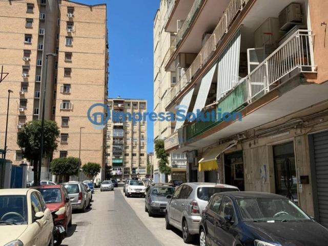 Locale Commerciale in vendita a Municipalità 10, Campania