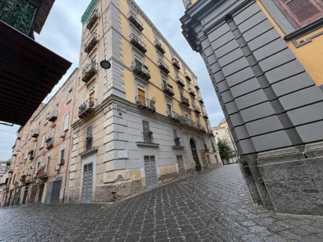 Locale Commerciale in vendita a Municipalità 3, Campania