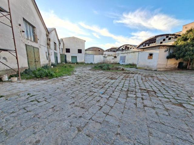 Locale Commerciale in vendita a Municipalità 6, Campania