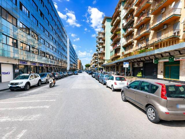 Locale Commerciale in vendita a Municipalità 10, Campania