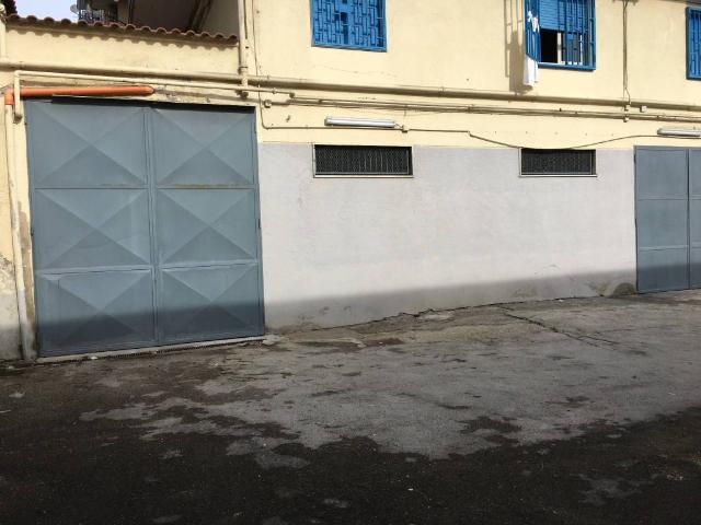 Locale Commerciale in vendita a Municipalità 4, Campania