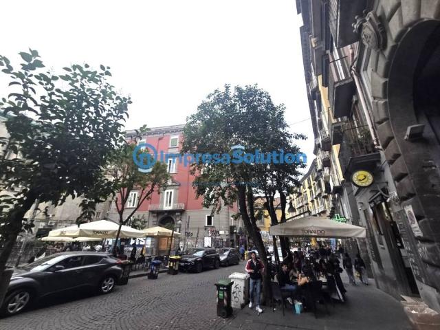 Locale Commerciale in vendita a Municipalità 4, Campania
