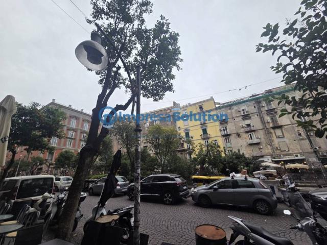 Locale Commerciale in vendita a Municipalità 4, Campania