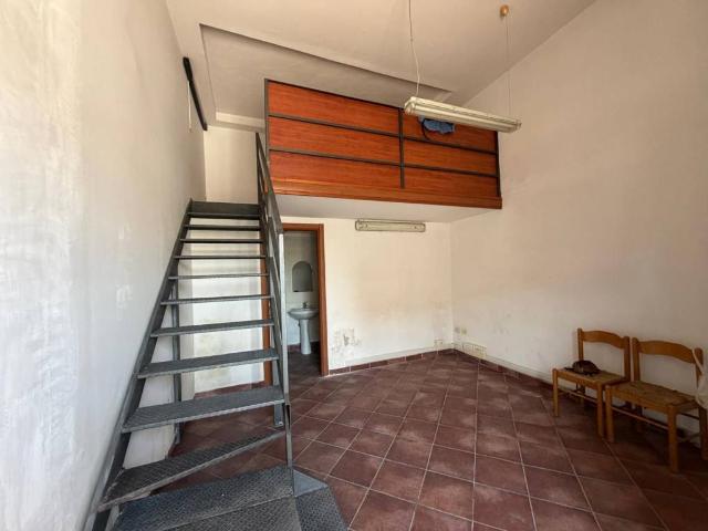 Locale Commerciale in vendita a Municipalità 4, Campania