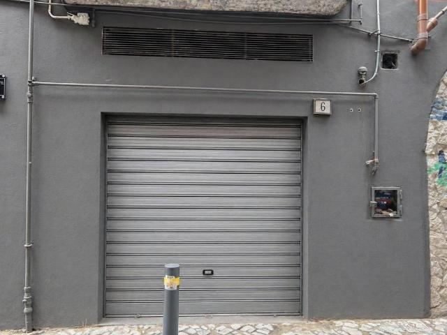 Locale Commerciale in vendita a Municipalità 2, Campania