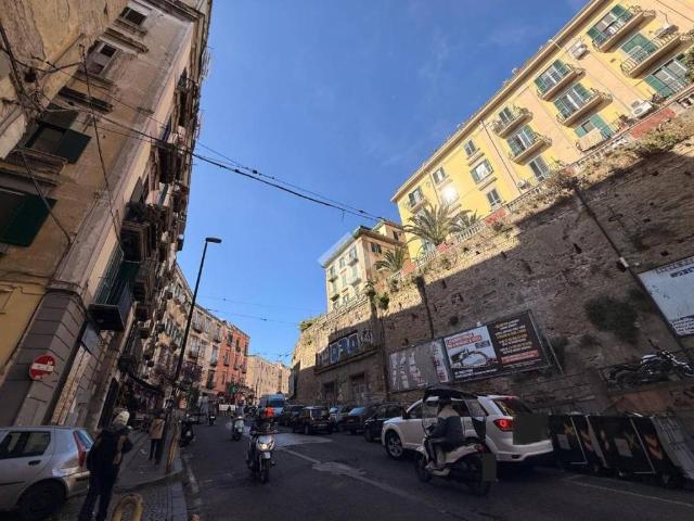 Locale Commerciale in vendita a Municipalità 2, Campania