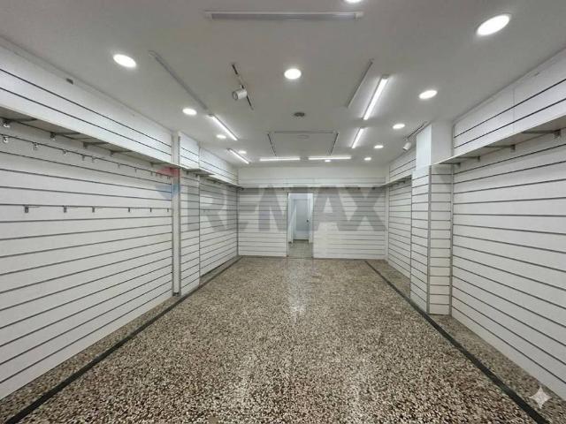 Locale Commerciale in vendita a Municipalità 2, Campania