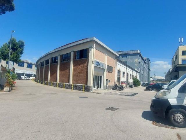 Locale Commerciale in vendita a Municipalità 6, Napola