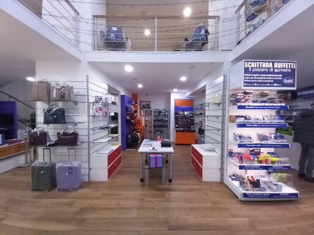 Locale Commerciale in vendita a Municipalità 2, Campania