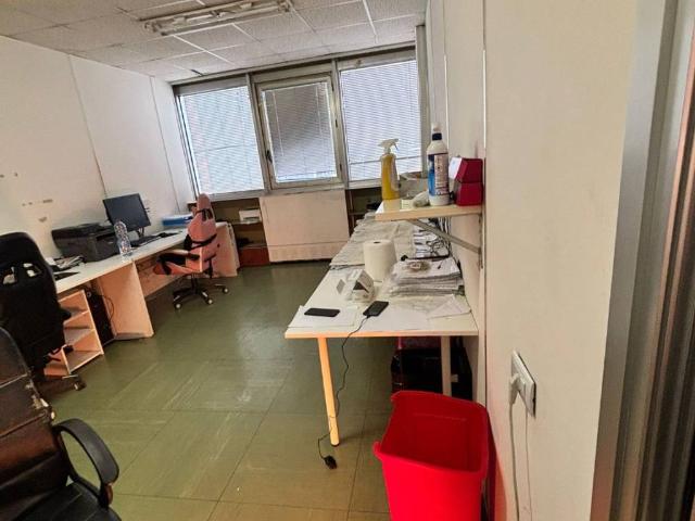 Locale Commerciale in vendita a Municipalità 4, Campania