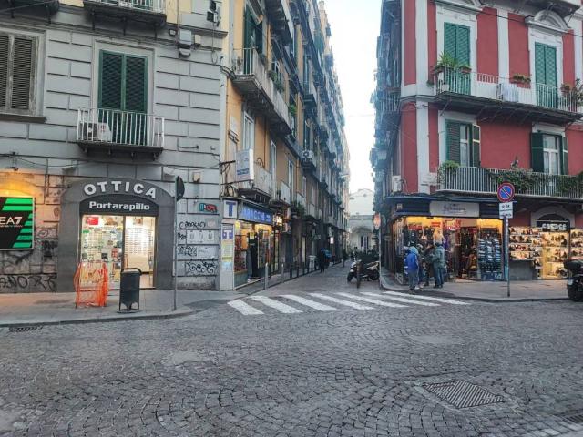 Locale Commerciale in vendita a Municipalità 2, Campania