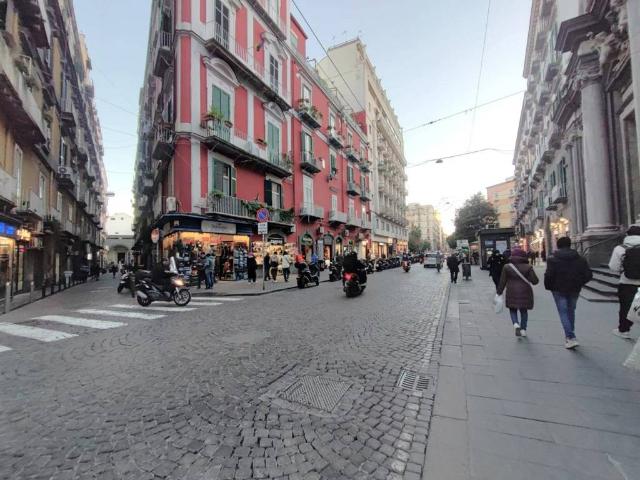 Locale Commerciale in vendita a Municipalità 2, Campania