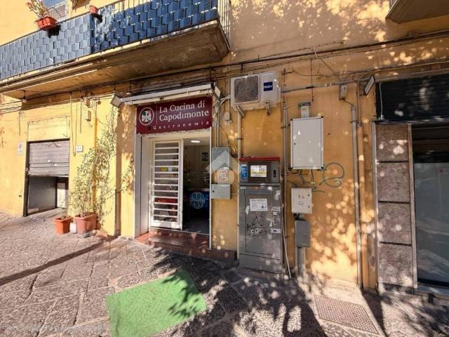 Locale Commerciale in vendita a Municipalità 3, Campania