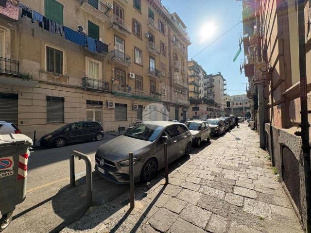Locale Commerciale in vendita a Municipalità 4, Campania