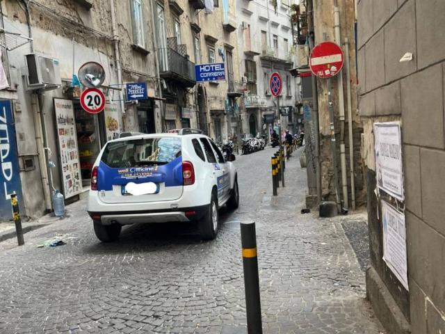 Locale Commerciale in vendita a Municipalità 2, Campania