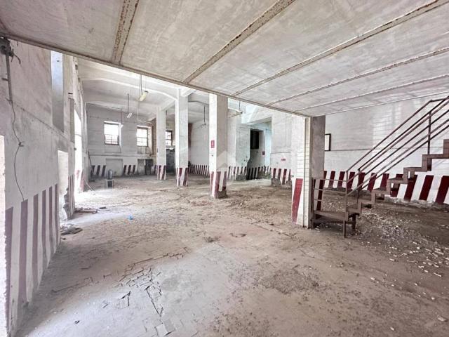 Locale Commerciale in vendita a Municipalità 3, Campania