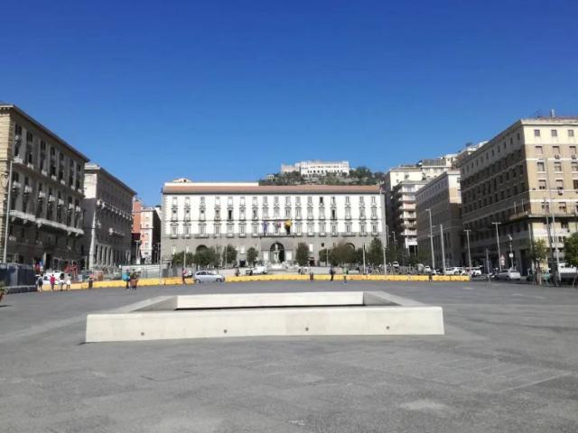 Locale Commerciale in vendita a Municipalità 2, Campania