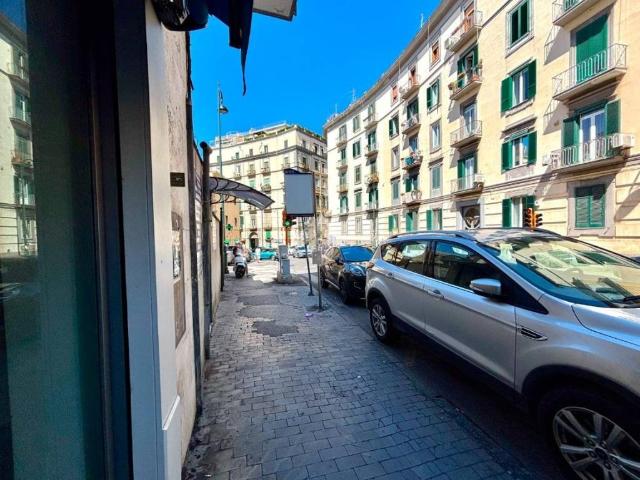 Locale Commerciale in vendita a Municipalità 1, Campania