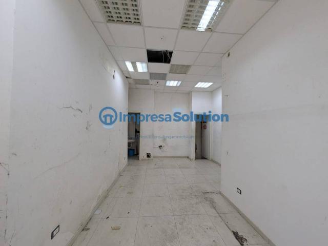 Locale Commerciale in vendita a Municipalità 4, Campania