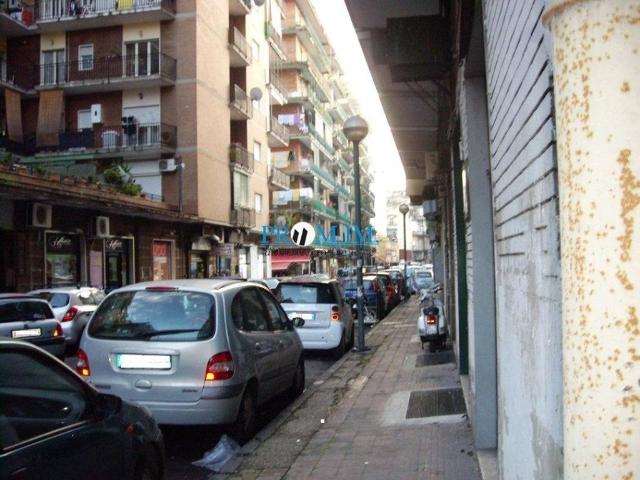 Locale Commerciale in vendita a Municipalità 3, Campania