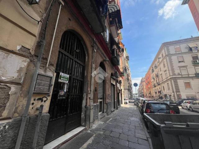 Locale Commerciale in vendita a Municipalità 4, Campania