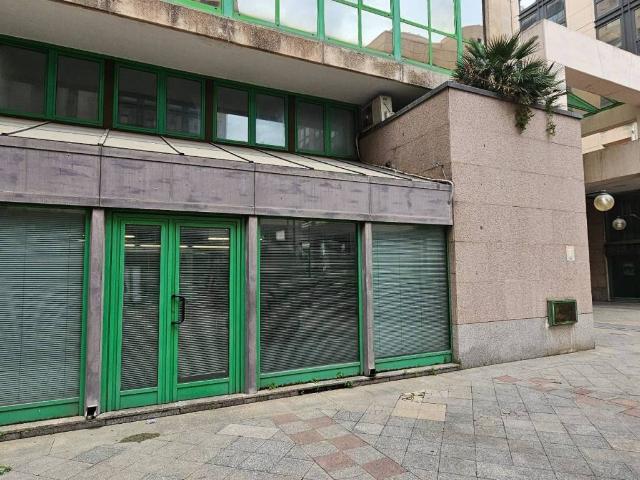 Locale Commerciale in vendita a Municipalità 4, Campania