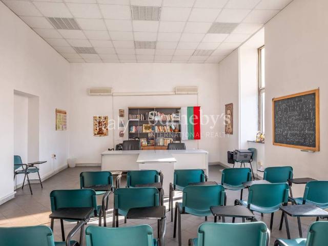 Locale Commerciale in vendita a Municipalità 4, Campania