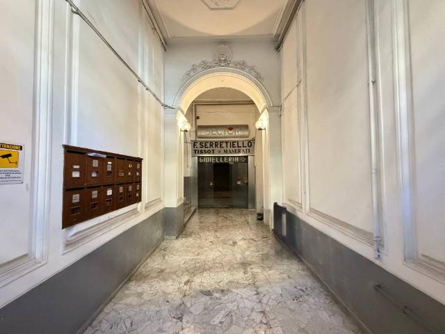 Locale Commerciale in vendita a Municipalità 2, Campania