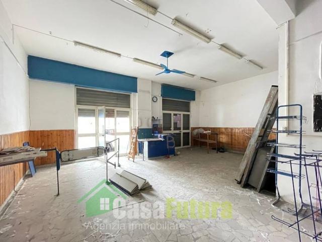 Locale Commerciale in vendita a Municipalità 7, Miano