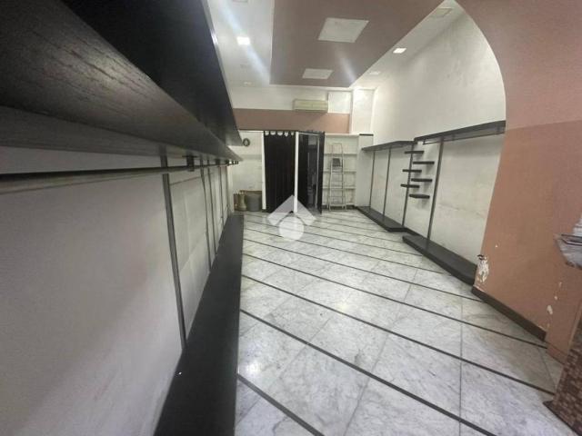 Locale Commerciale in vendita a Municipalità 7, Campania