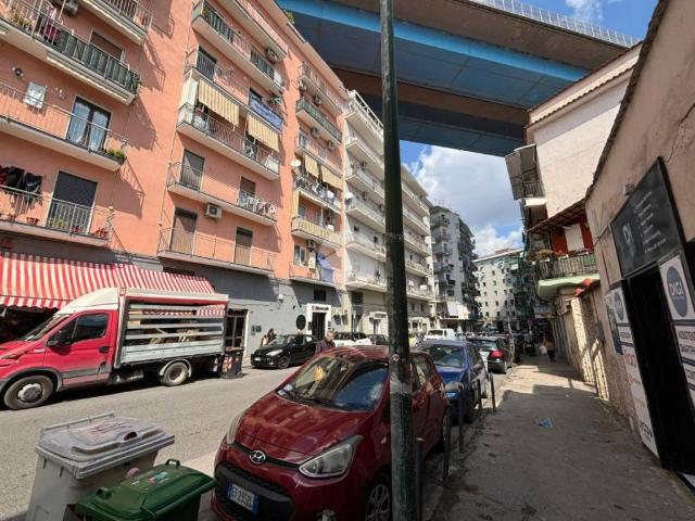 Locale Commerciale in vendita a Municipalità 3, Campania