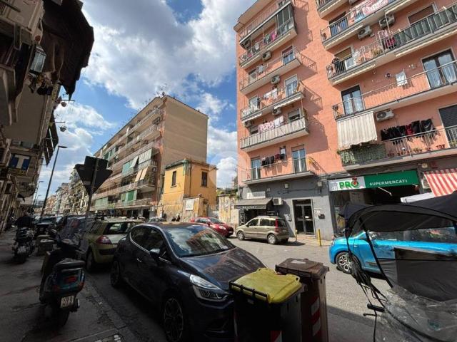 Locale Commerciale in vendita a Municipalità 3, Campania