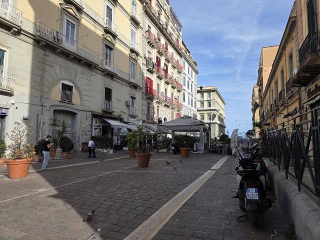 Locale Commerciale in vendita a Municipalità 1, Campania
