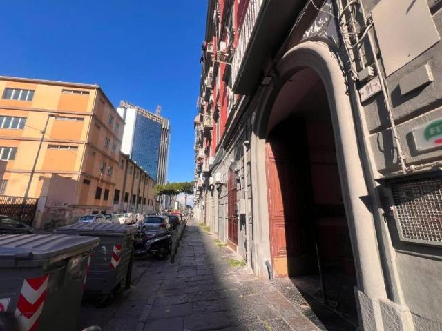 Locale Commerciale in vendita a Municipalità 4, Campania