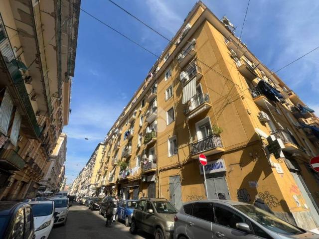 Locale Commerciale in vendita a Municipalità 4, Campania