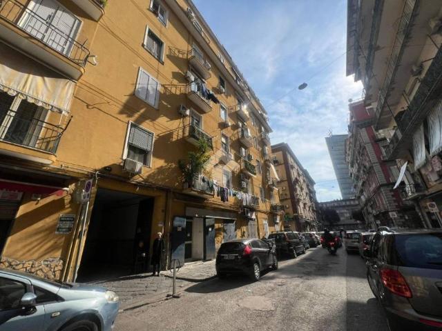 Locale Commerciale in vendita a Municipalità 4, Campania