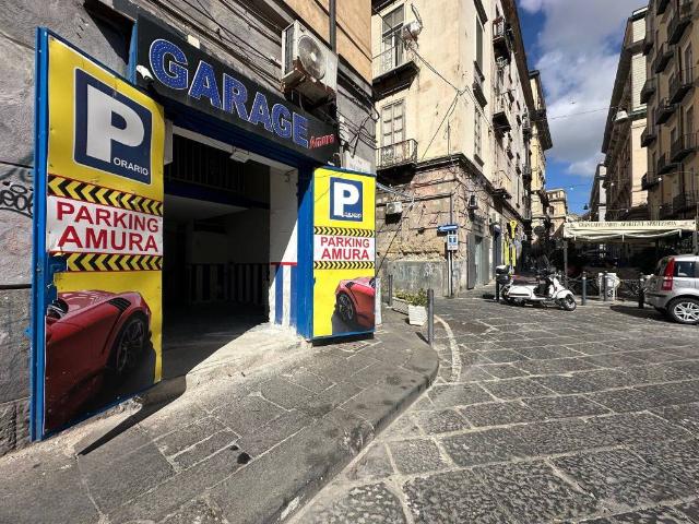 Locale Commerciale in vendita a Municipalità 2, Campania