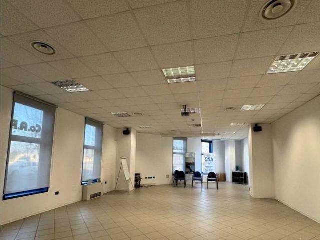 Locale Commerciale in vendita a Municipalità 7, San Pietro A Patierno