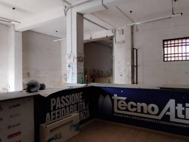Locale Commerciale in vendita a Municipalità 4, Campania