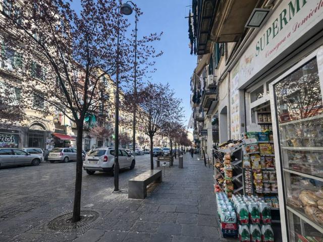 Locale Commerciale in vendita a Municipalità 4, Campania