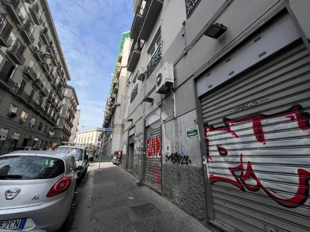 Locale Commerciale in vendita a Municipalità 4, Campania