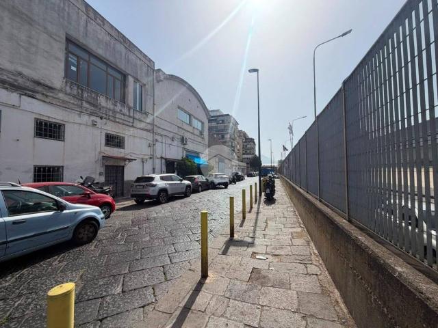 Locale Commerciale in vendita a Municipalità 4, Campania